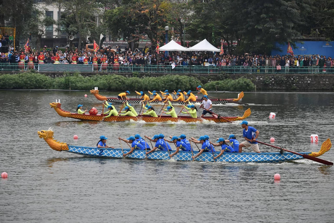 Sôi động lễ hội bơi chải thuyền rồng trên hồ Tây